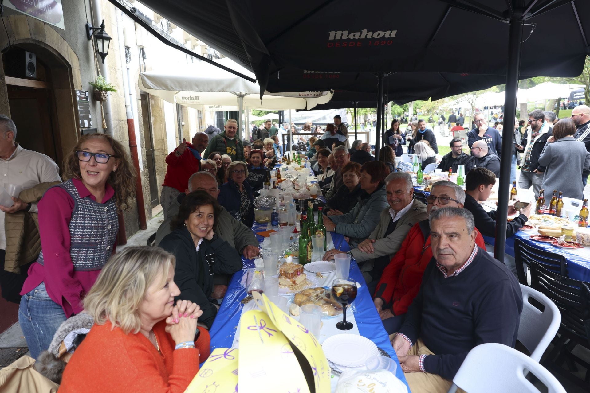 Sidra contra la lluvia: estas son las fotos de la Comida en la Calle de Avilés