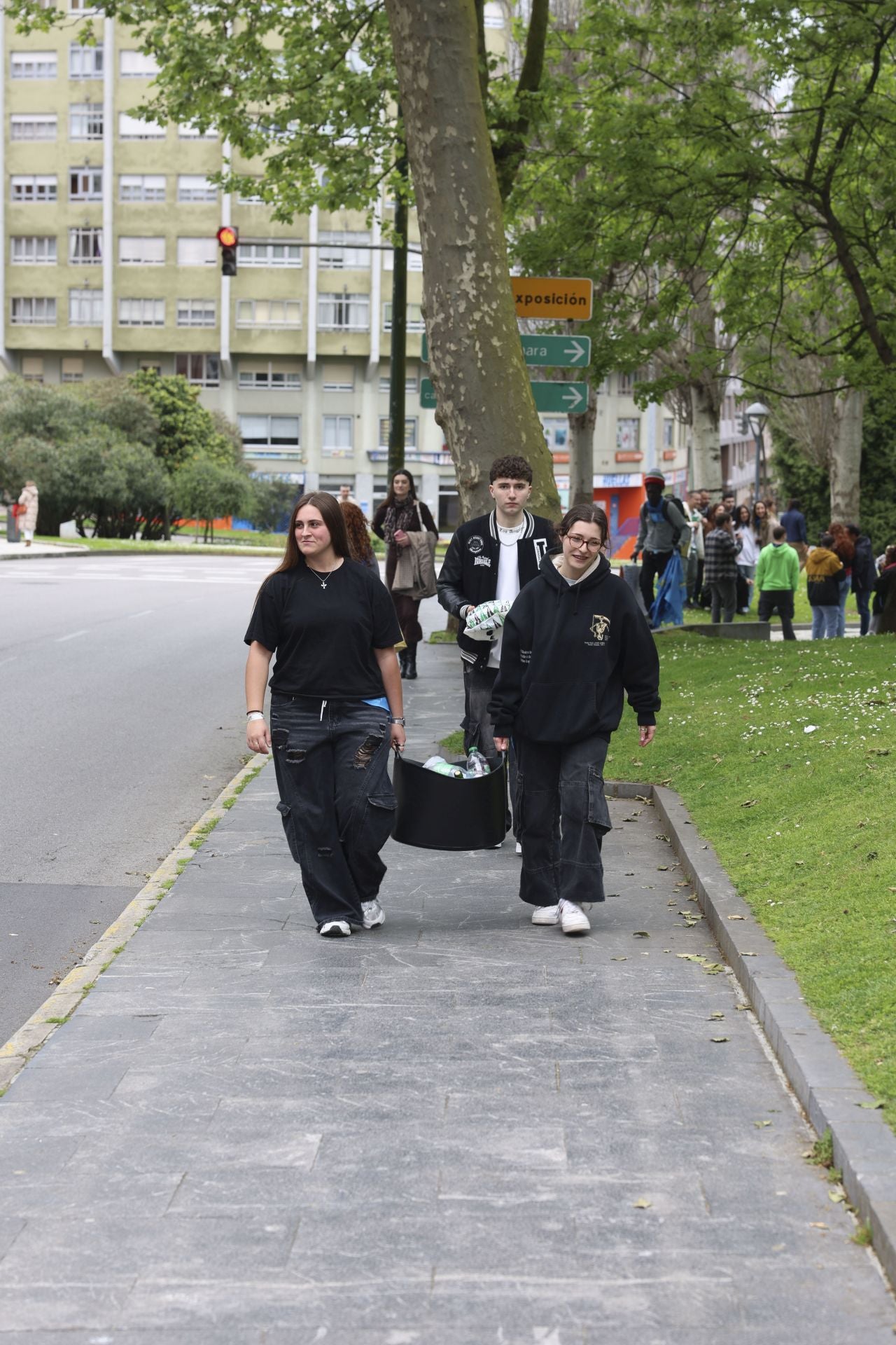 Sidra contra la lluvia: estas son las fotos de la Comida en la Calle de Avilés
