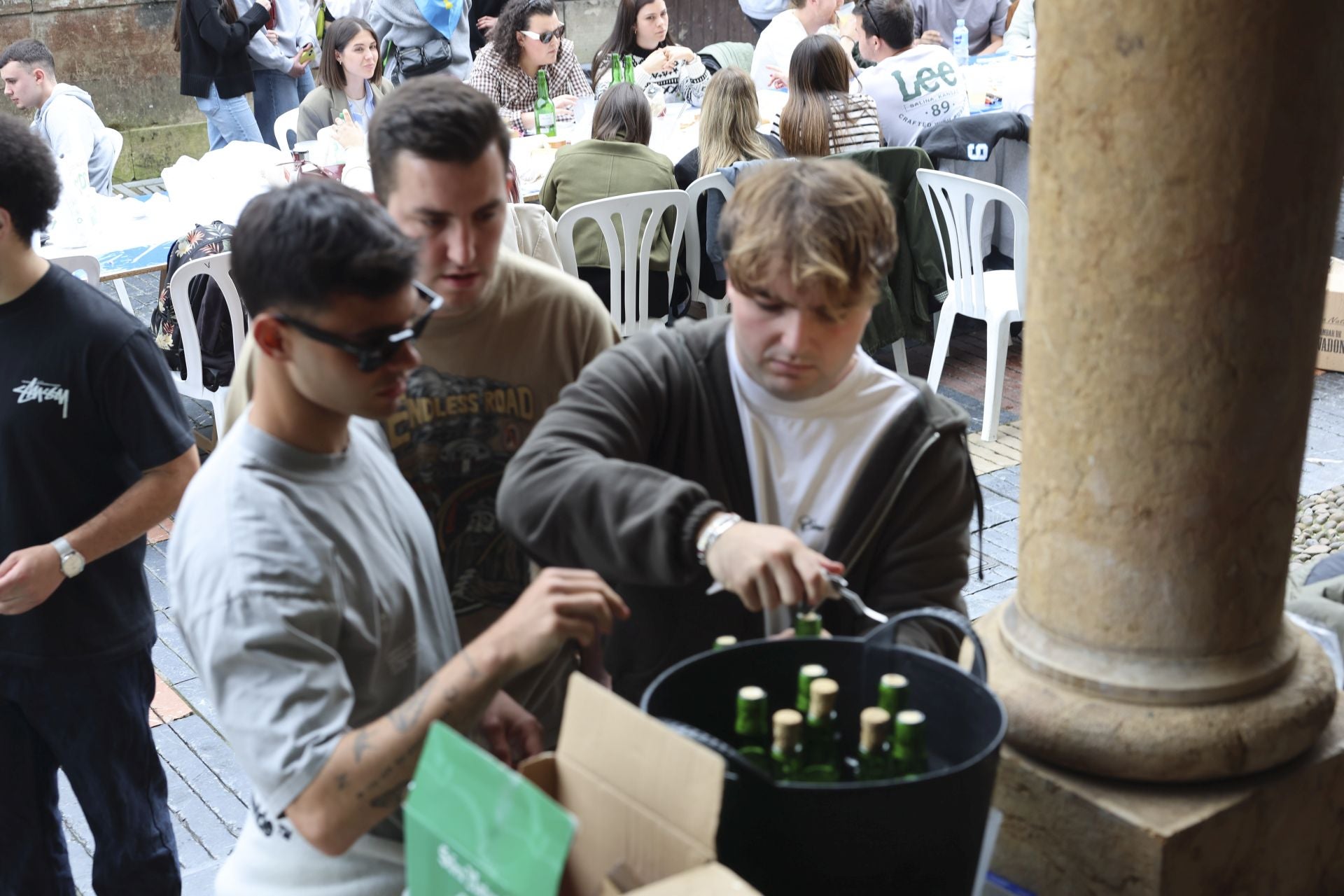 Sidra contra la lluvia: estas son las fotos de la Comida en la Calle de Avilés
