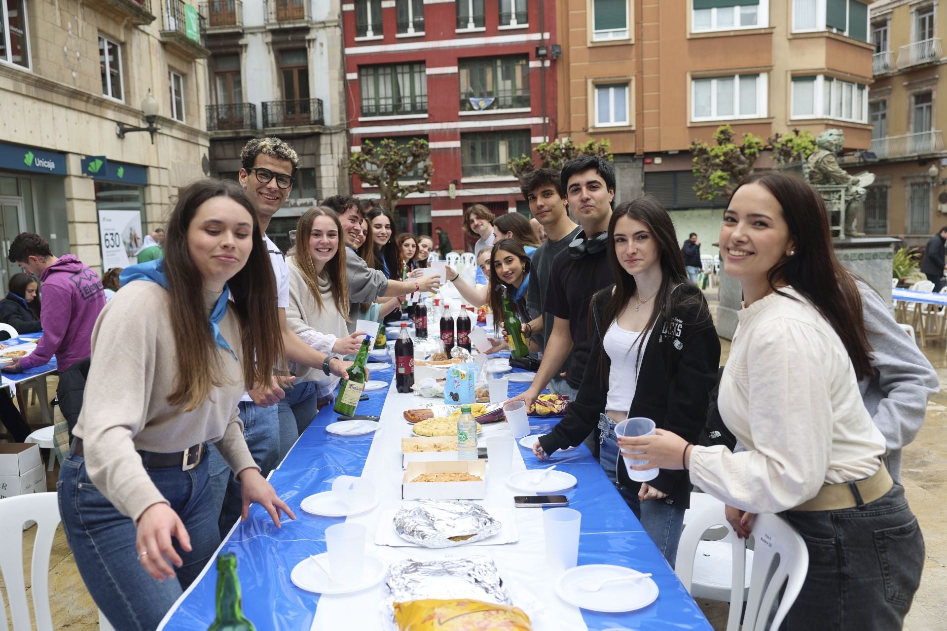Sidra contra la lluvia: estas son las fotos de la Comida en la Calle de Avilés