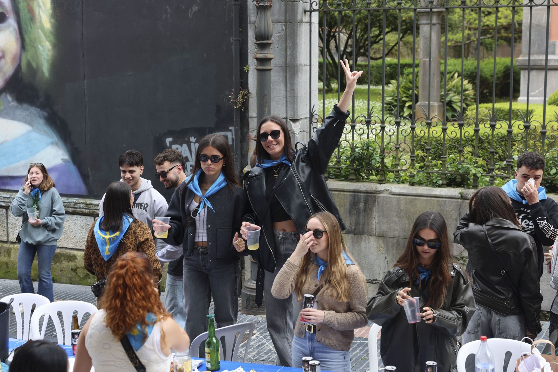 Sidra contra la lluvia: estas son las fotos de la Comida en la Calle de Avilés