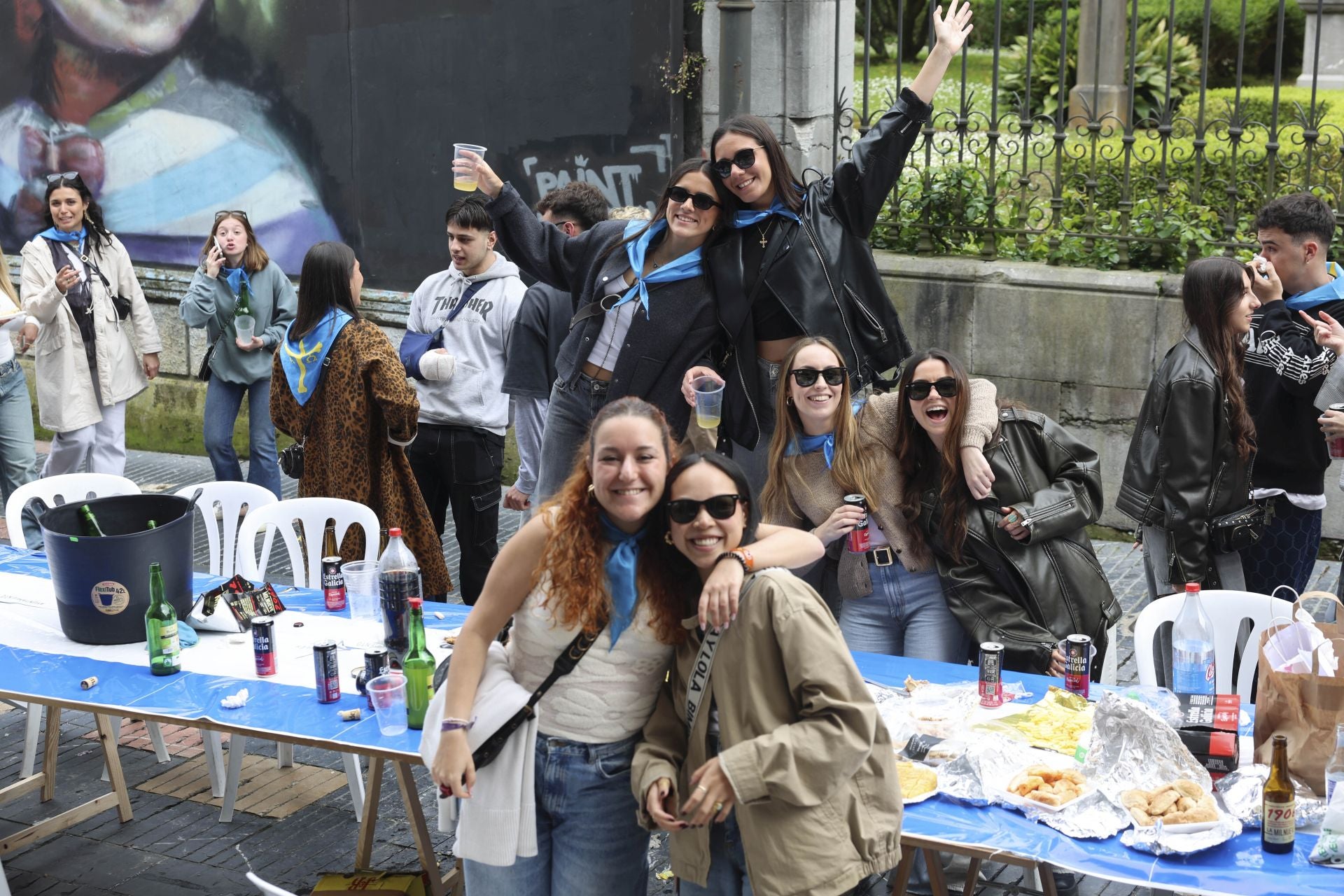 Sidra contra la lluvia: estas son las fotos de la Comida en la Calle de Avilés