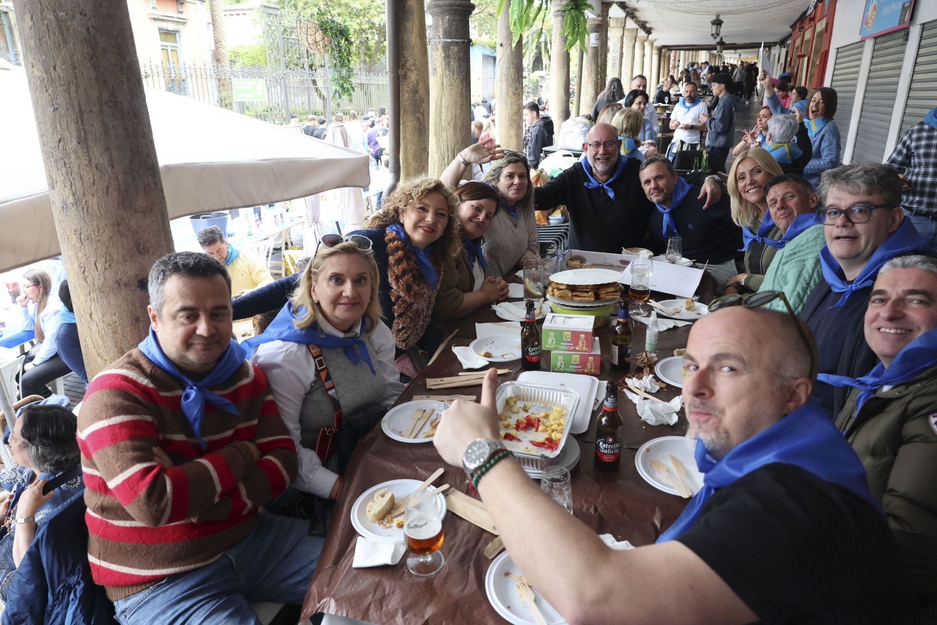 Sidra contra la lluvia: estas son las fotos de la Comida en la Calle de Avilés