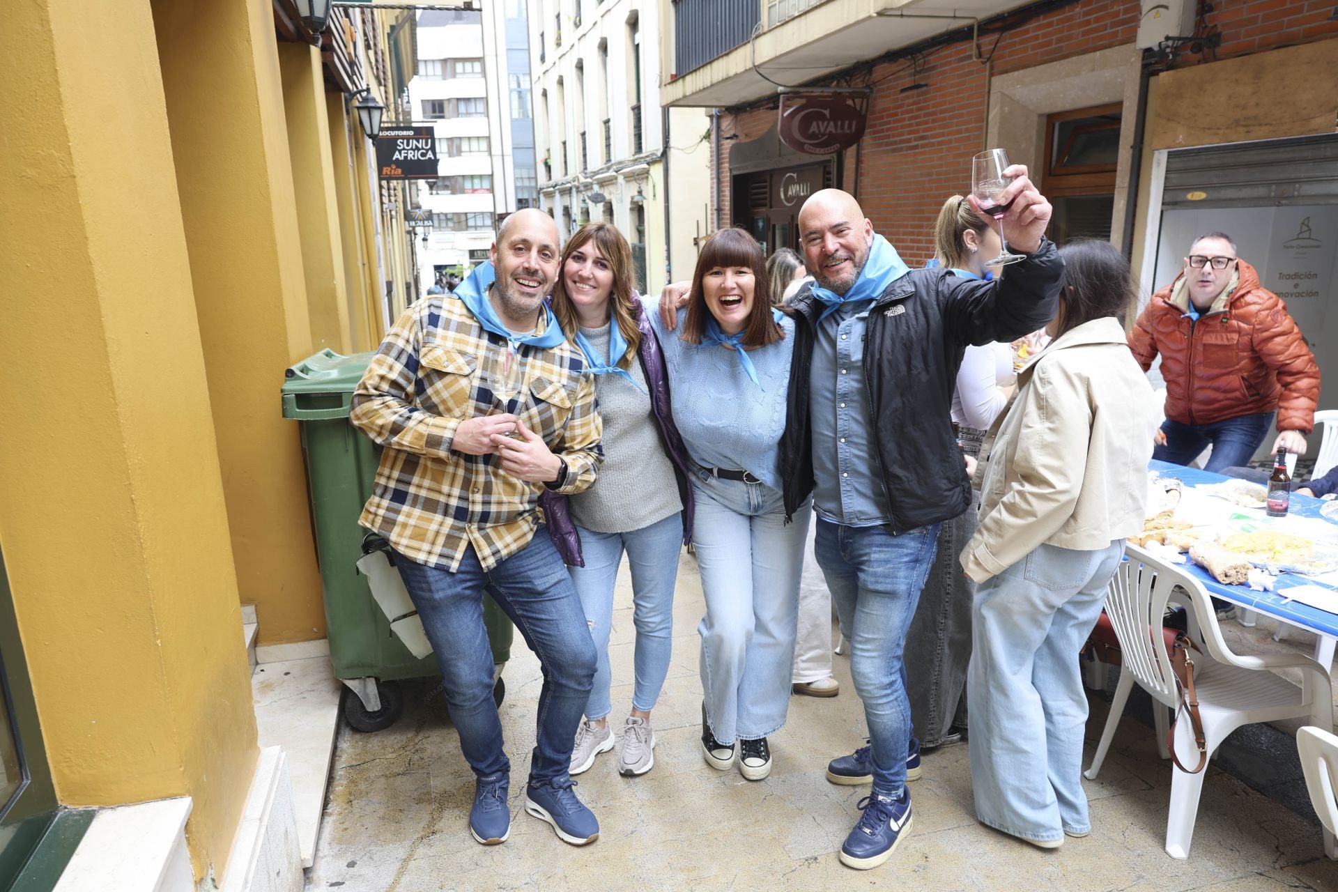 Sidra contra la lluvia: estas son las fotos de la Comida en la Calle de Avilés