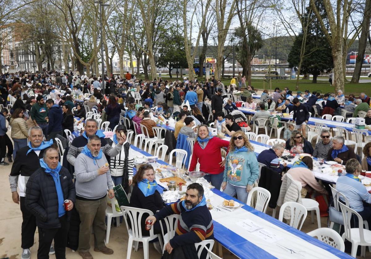 La Comida en la Calle de Avilés, con todas las plazas ocupadas, solo pendiente de la meteorología