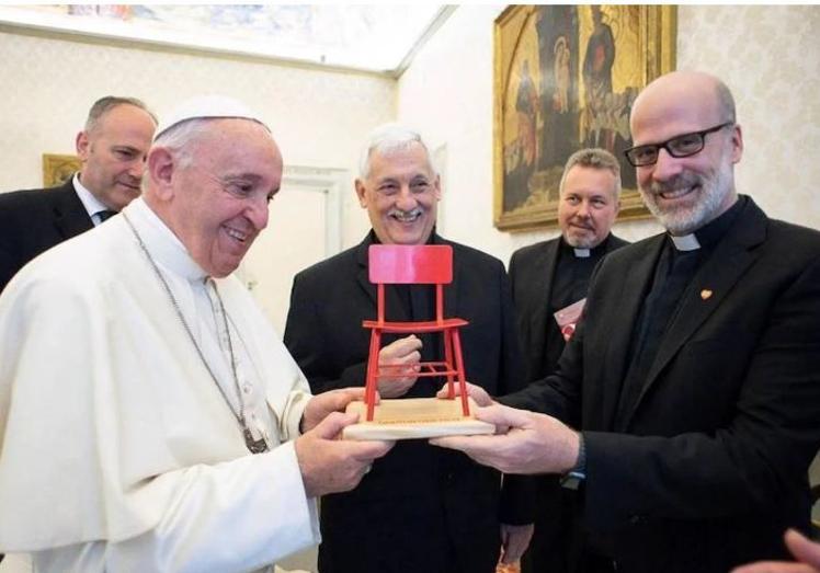 El ovetense Daniel Villanueva le entrega al Papa la Silla Roja de la ONG Entreculturas