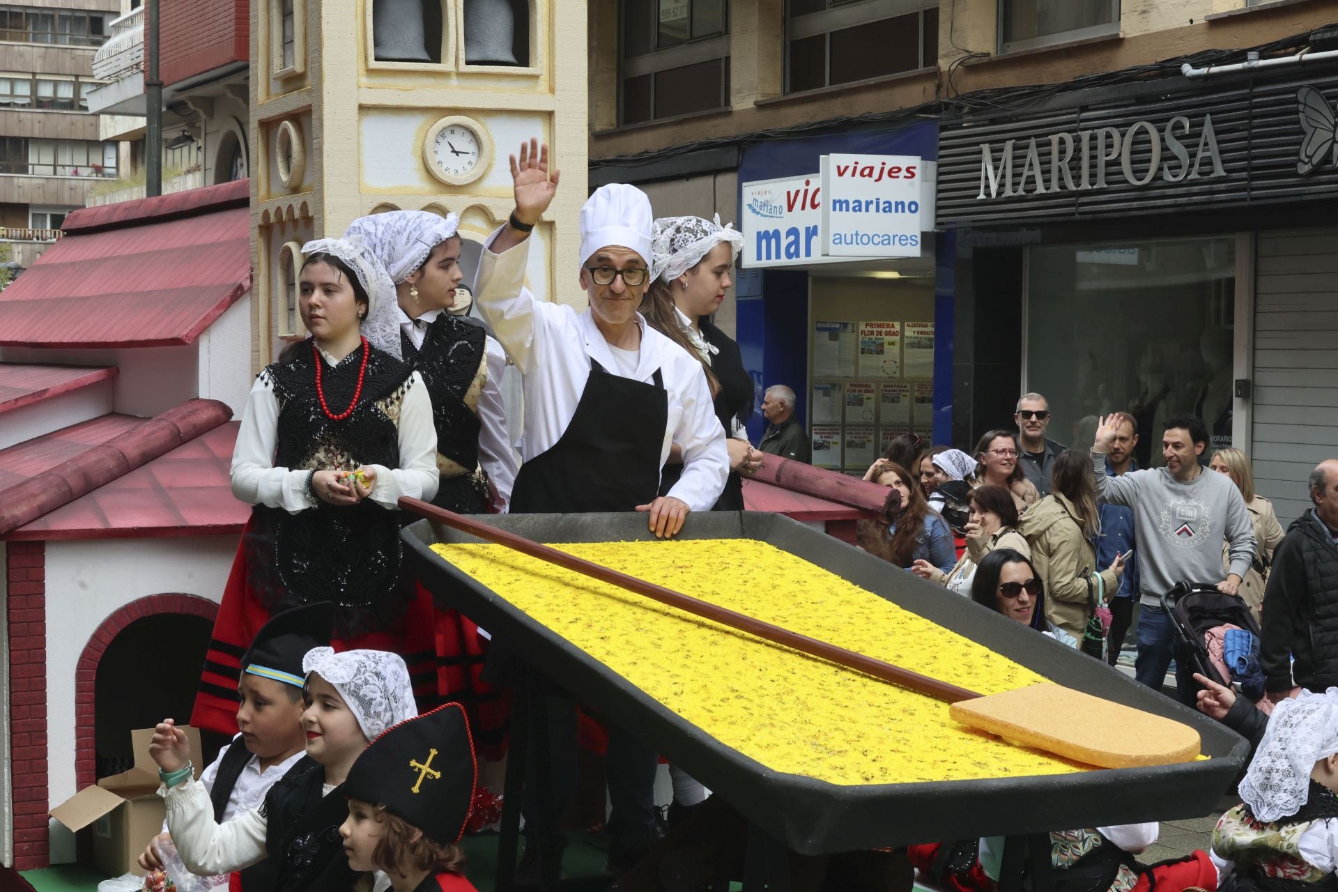 Sidra contra la lluvia: estas son las fotos de la Comida en la Calle de Avilés