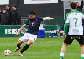 Álvaro Gete realiza un desplazamiento en largo en el partido en Astillero frente al Rayo Cantabria.