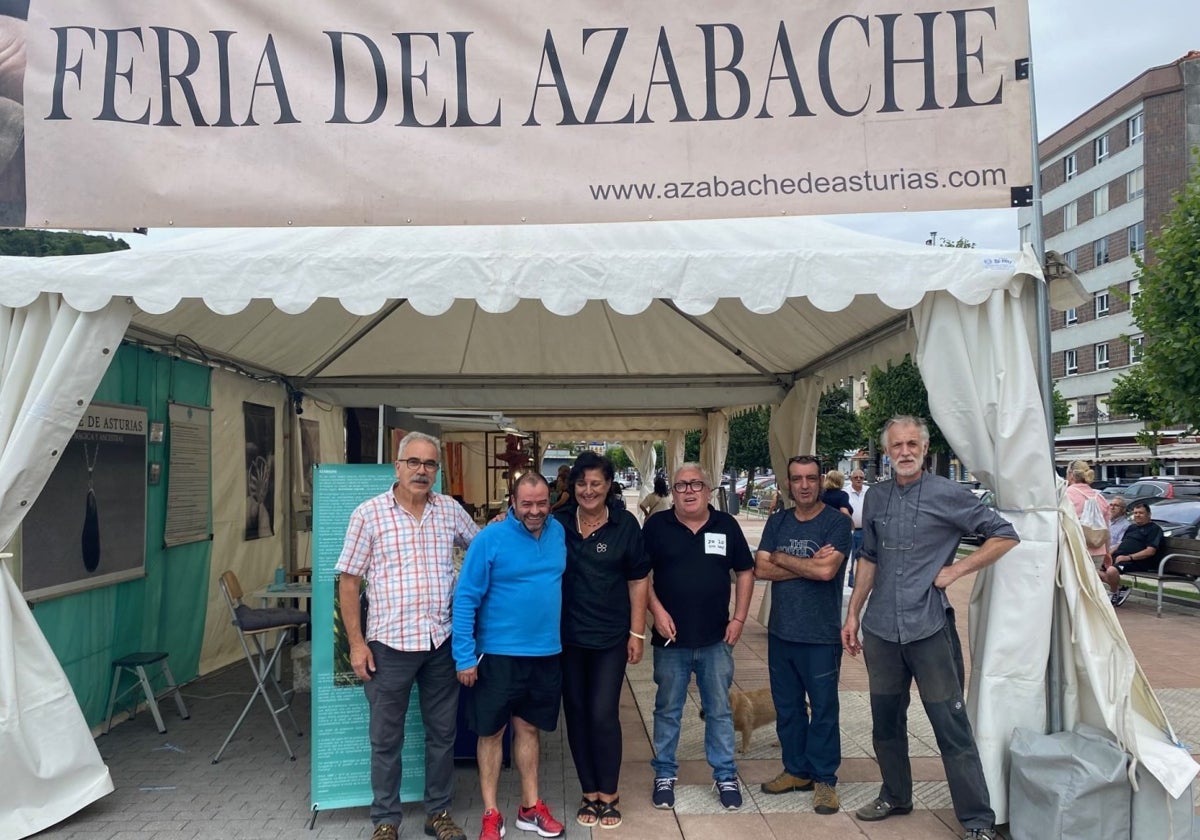 La «falta de relevo» aboca a la asociación artesanal Acebache a la disolución