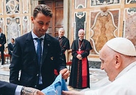 Kevin Vázquez le hace entrega de la camiseta del Celta al Papa Francisco