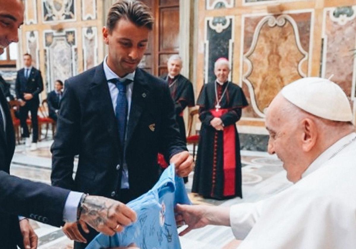 El día que un jugador del Sporting de Gijón le hizo un regalo al Papa Francisco