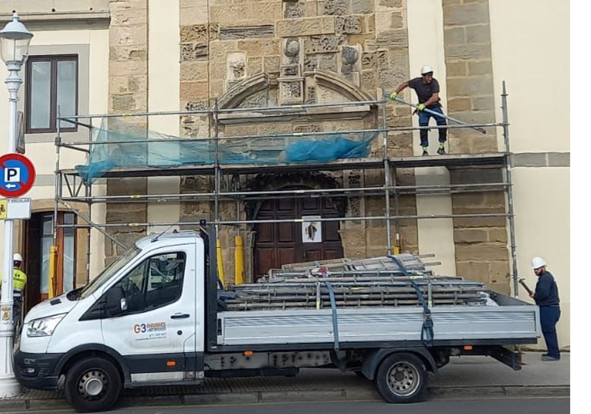 Arranca la rehabilitación de la fachada de la capilla de San Lorenzo en Gijón