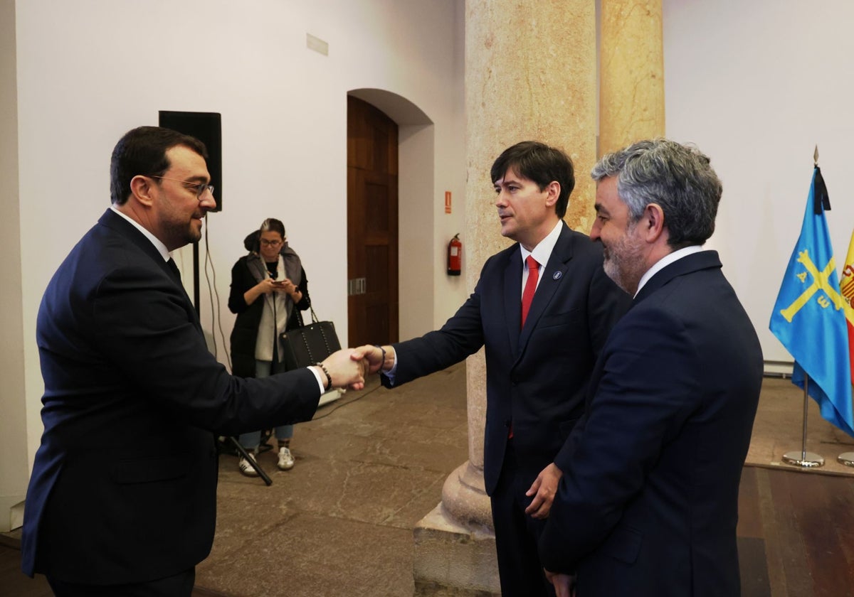Barbón pide al nuevo consejero de Industria que «haga todo lo que tenga que hacer» para que no se repita el accidente de Cerredo