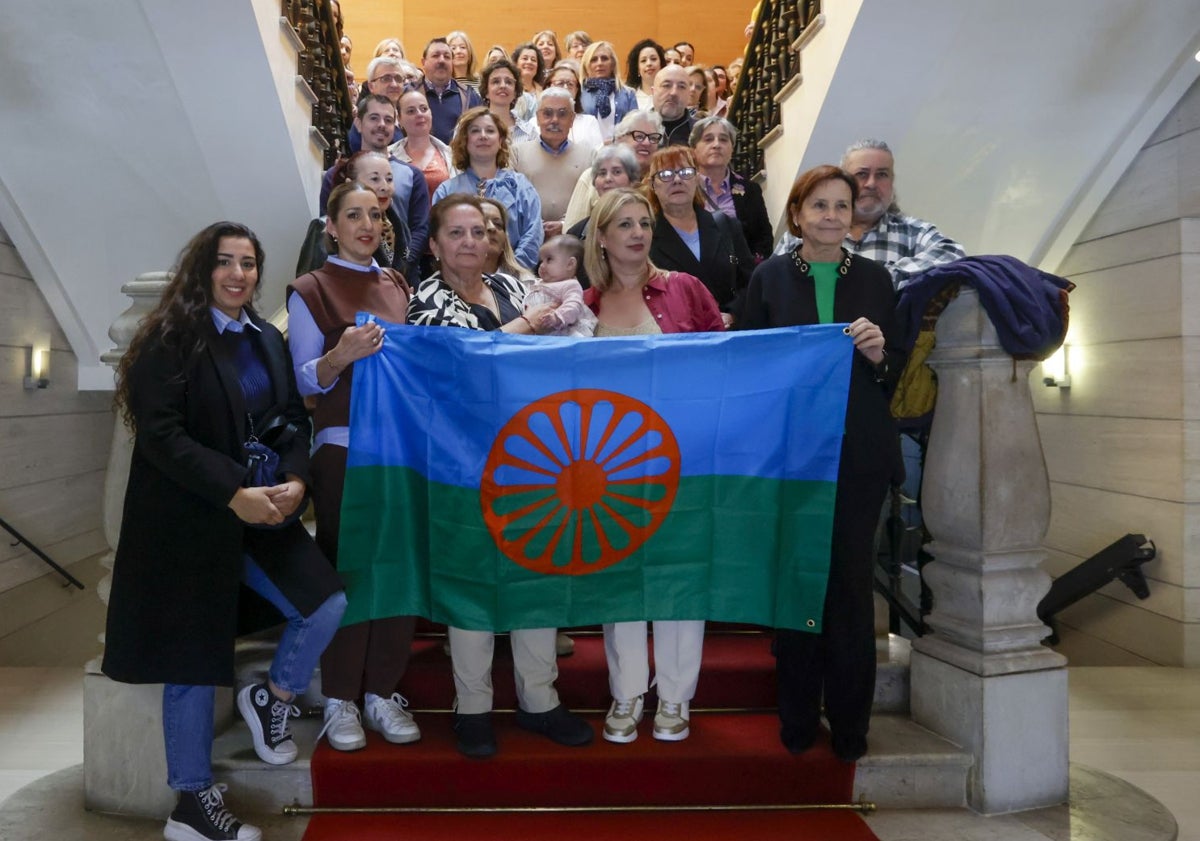 Imagen principal - Adela Gabarri, emocionada, en el homenaje al pueblo gitano. Arriba, los asistentes posando en la escalera del Ayuntamiento de Gijón y la alcaldesa entregándole el símbolo de 'Las Letronas'.