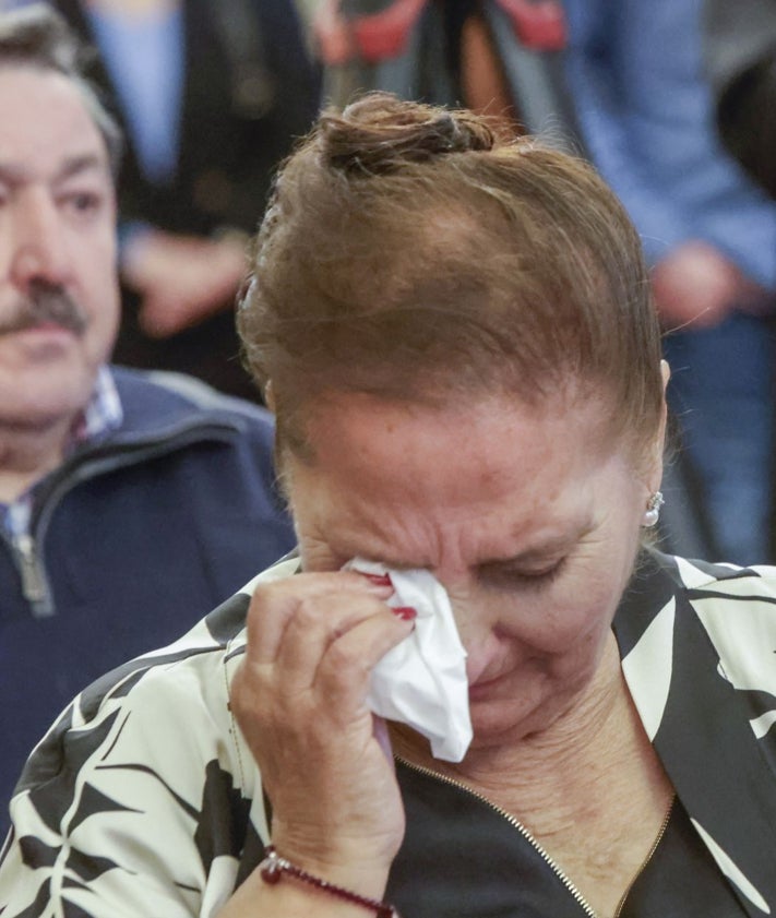 Imagen secundaria 2 - Adela Gabarri, emocionada, en el homenaje al pueblo gitano. Arriba, los asistentes posando en la escalera del Ayuntamiento de Gijón y la alcaldesa entregándole el símbolo de 'Las Letronas'.
