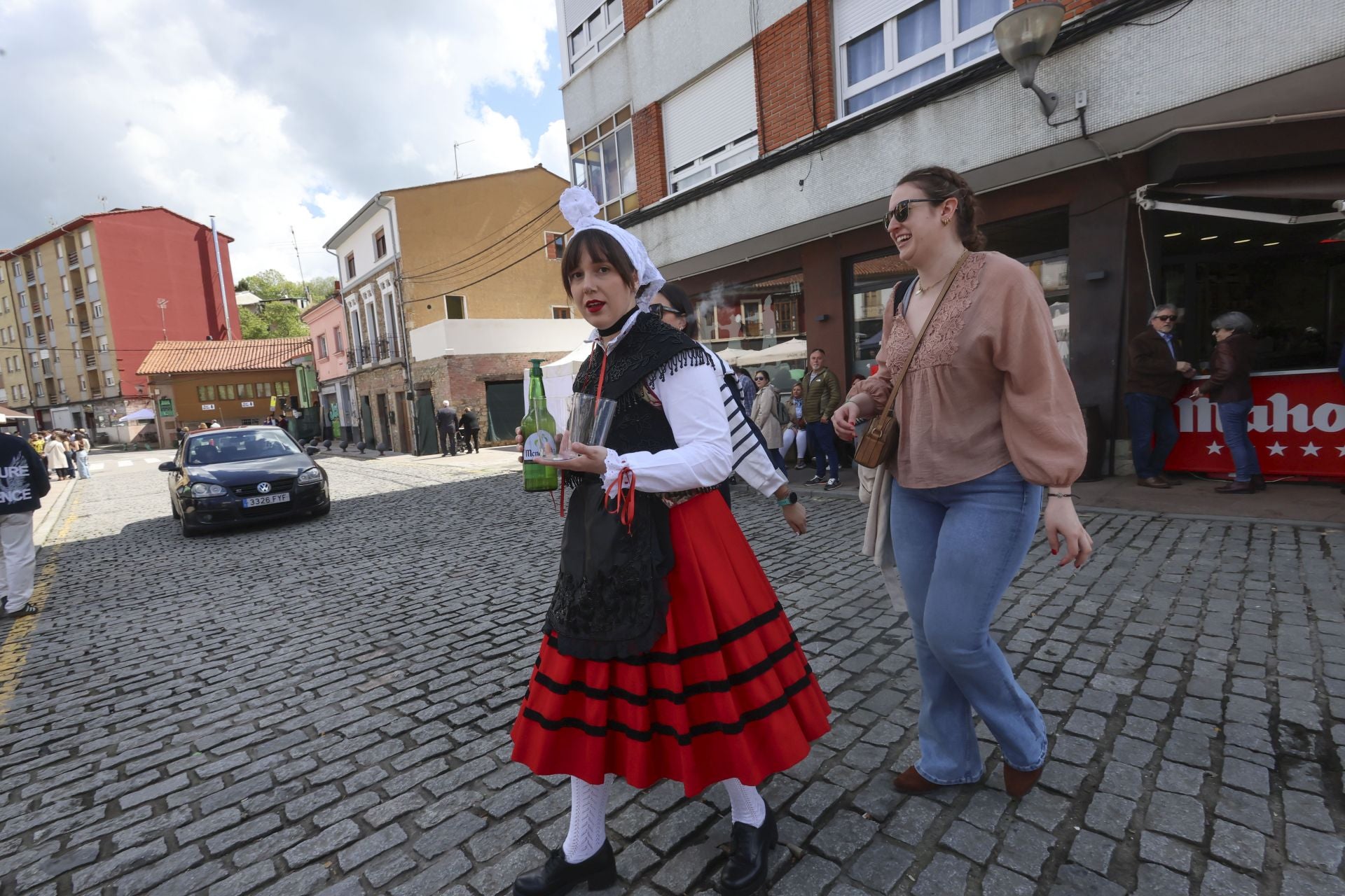 Abarrotado mercáu de Güevos Pintos, que se reivindican en La Pola Siero