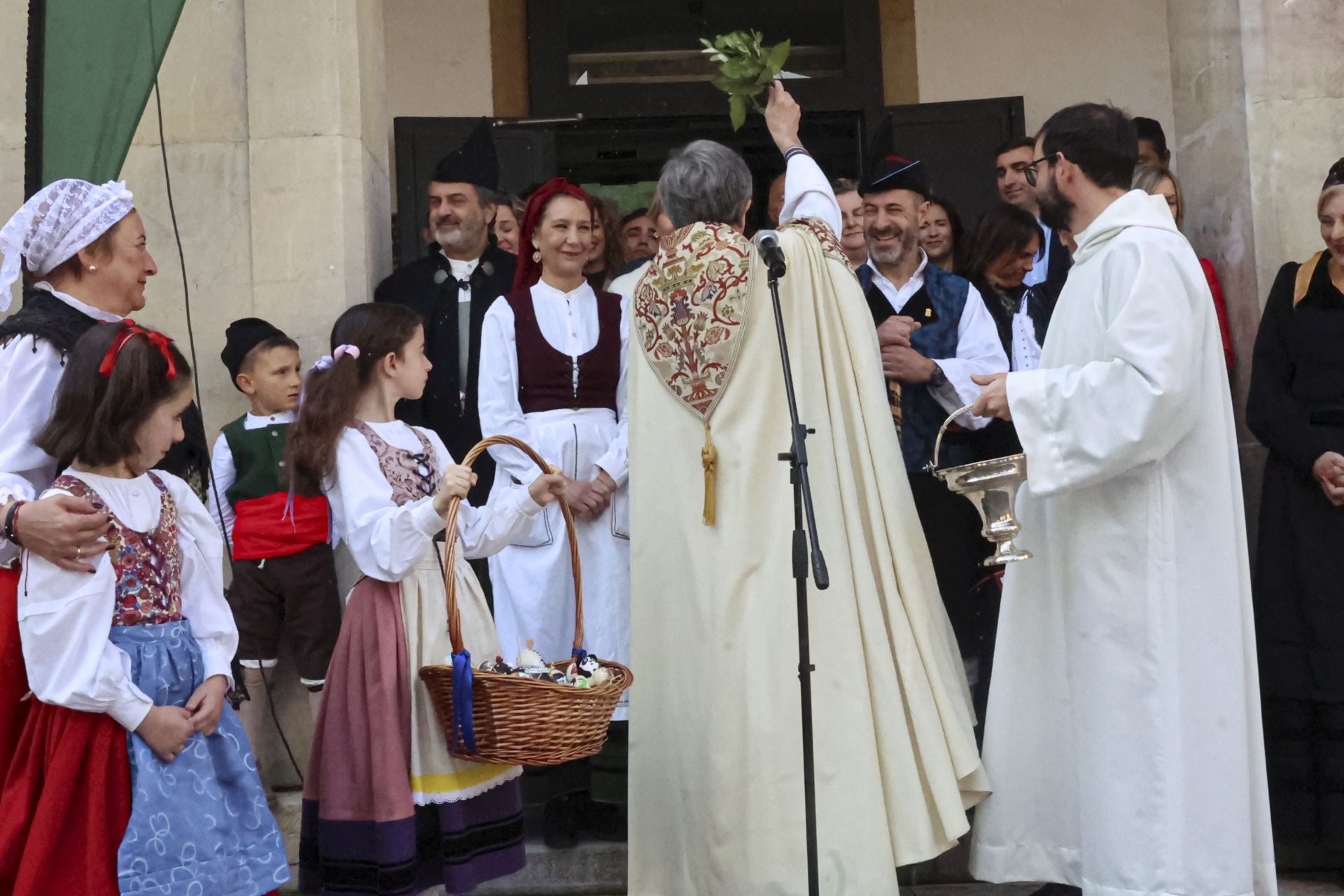 Abarrotado mercáu de Güevos Pintos, que se reivindican en La Pola Siero