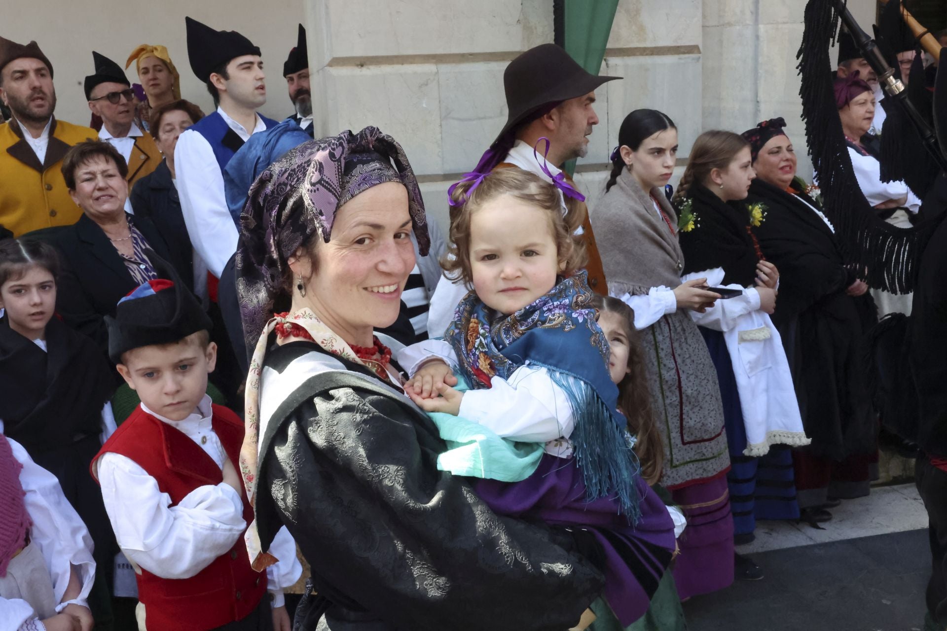 Abarrotado mercáu de Güevos Pintos, que se reivindican en La Pola Siero