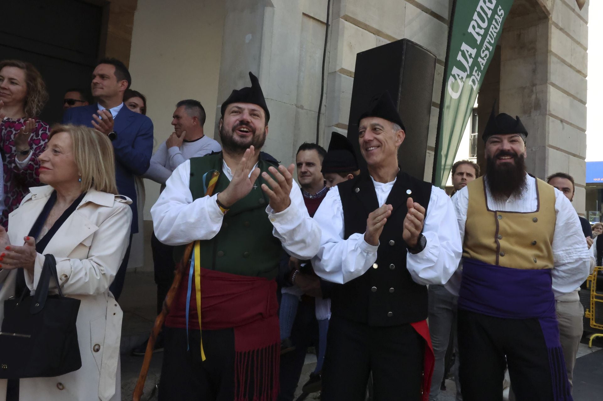 Abarrotado mercáu de Güevos Pintos, que se reivindican en La Pola Siero
