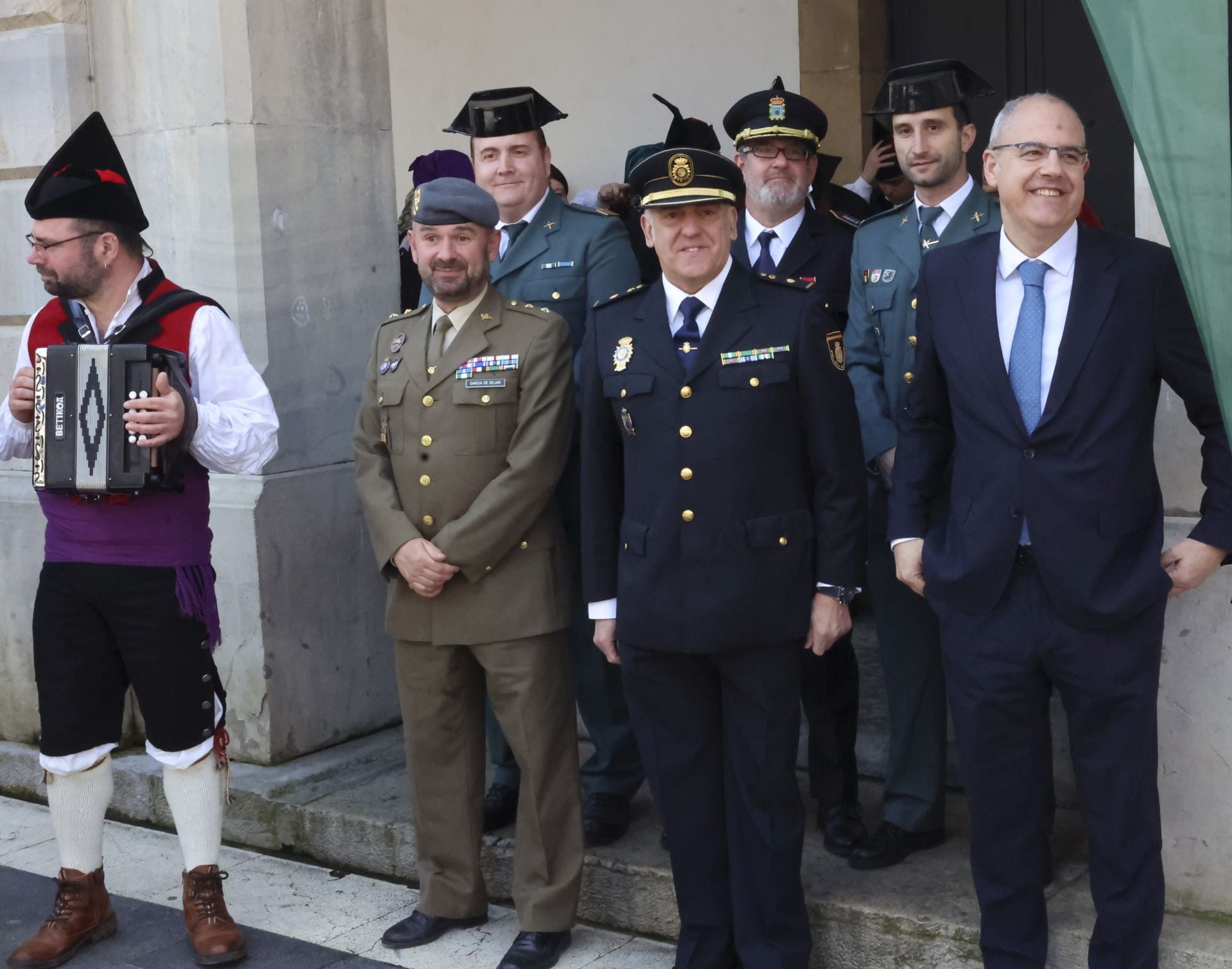 Abarrotado mercáu de Güevos Pintos, que se reivindican en La Pola Siero