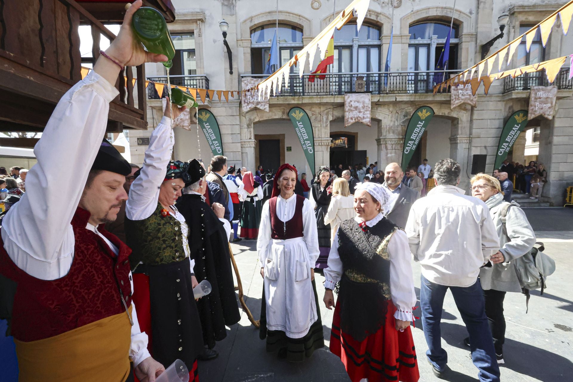 Abarrotado mercáu de Güevos Pintos, que se reivindican en La Pola Siero