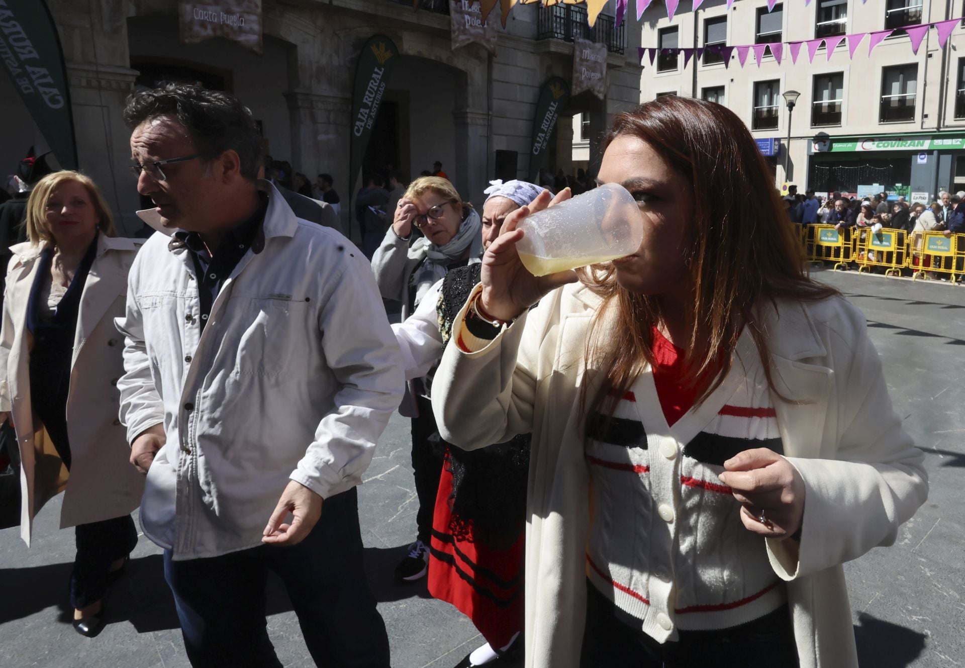 Abarrotado mercáu de Güevos Pintos, que se reivindican en La Pola Siero