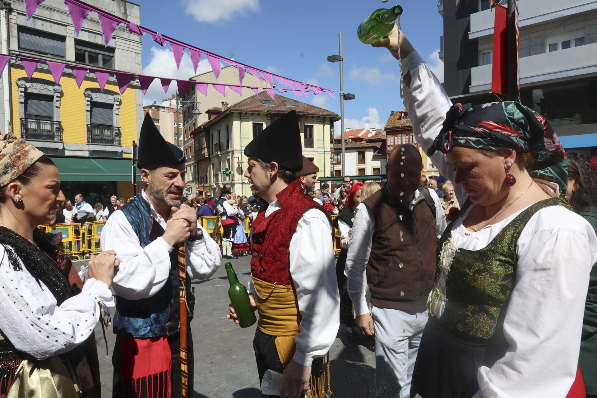 Abarrotado mercáu de Güevos Pintos, que se reivindican en La Pola Siero
