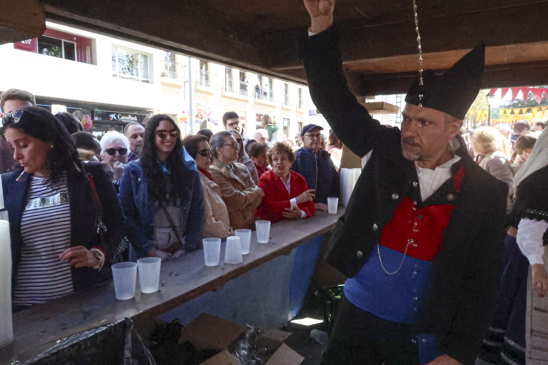 Abarrotado mercáu de Güevos Pintos, que se reivindican en La Pola Siero