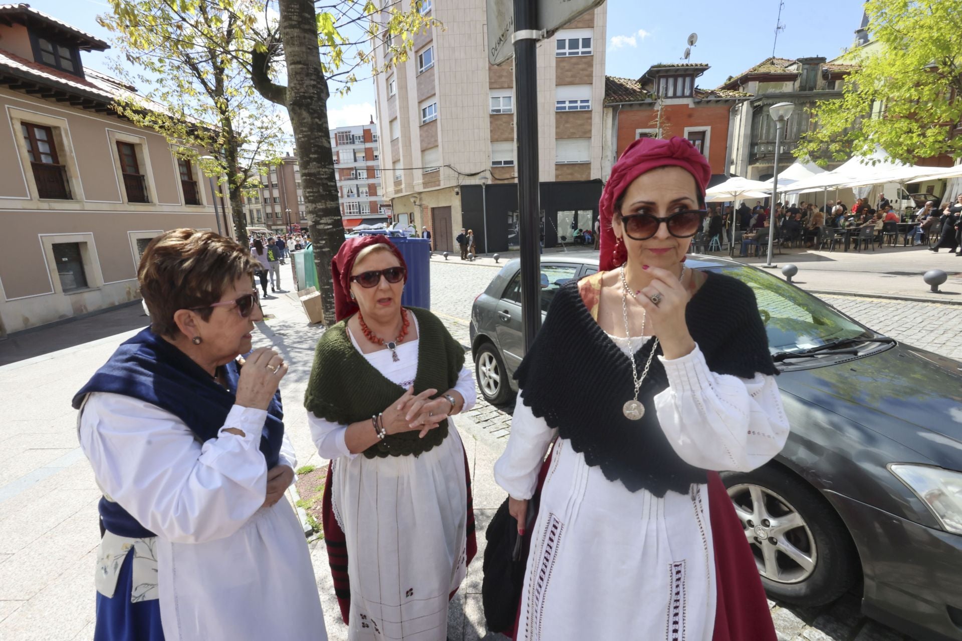 Abarrotado mercáu de Güevos Pintos, que se reivindican en La Pola Siero