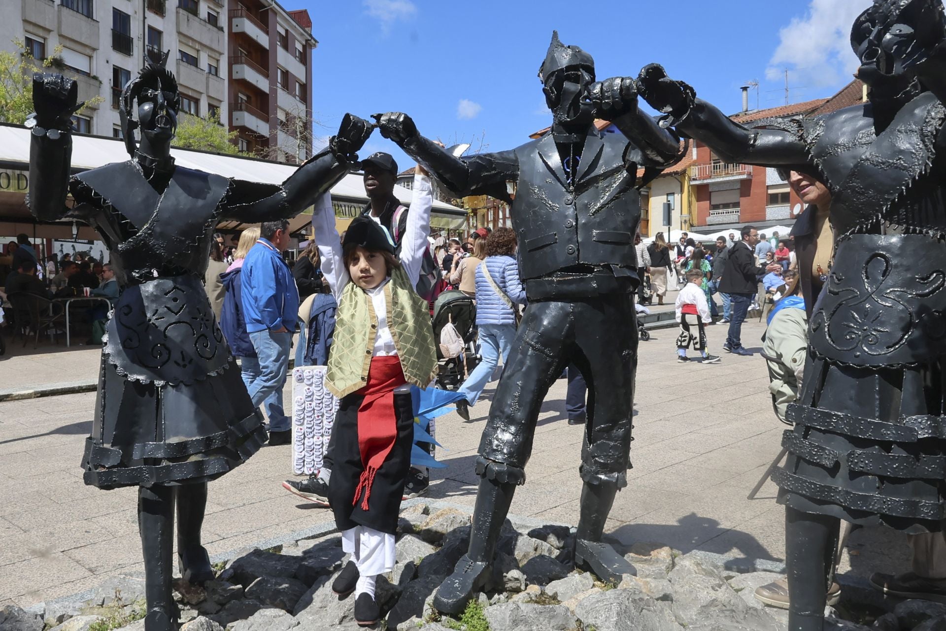 Abarrotado mercáu de Güevos Pintos, que se reivindican en La Pola Siero
