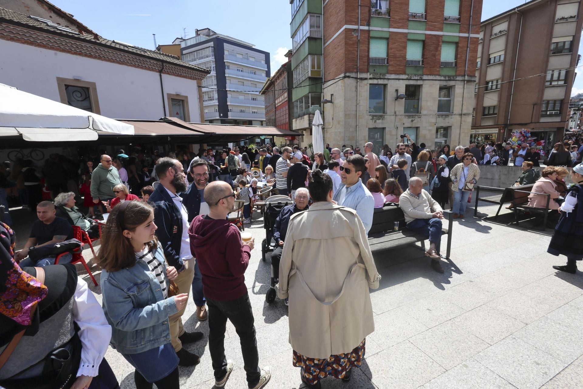 Abarrotado mercáu de Güevos Pintos, que se reivindican en La Pola Siero