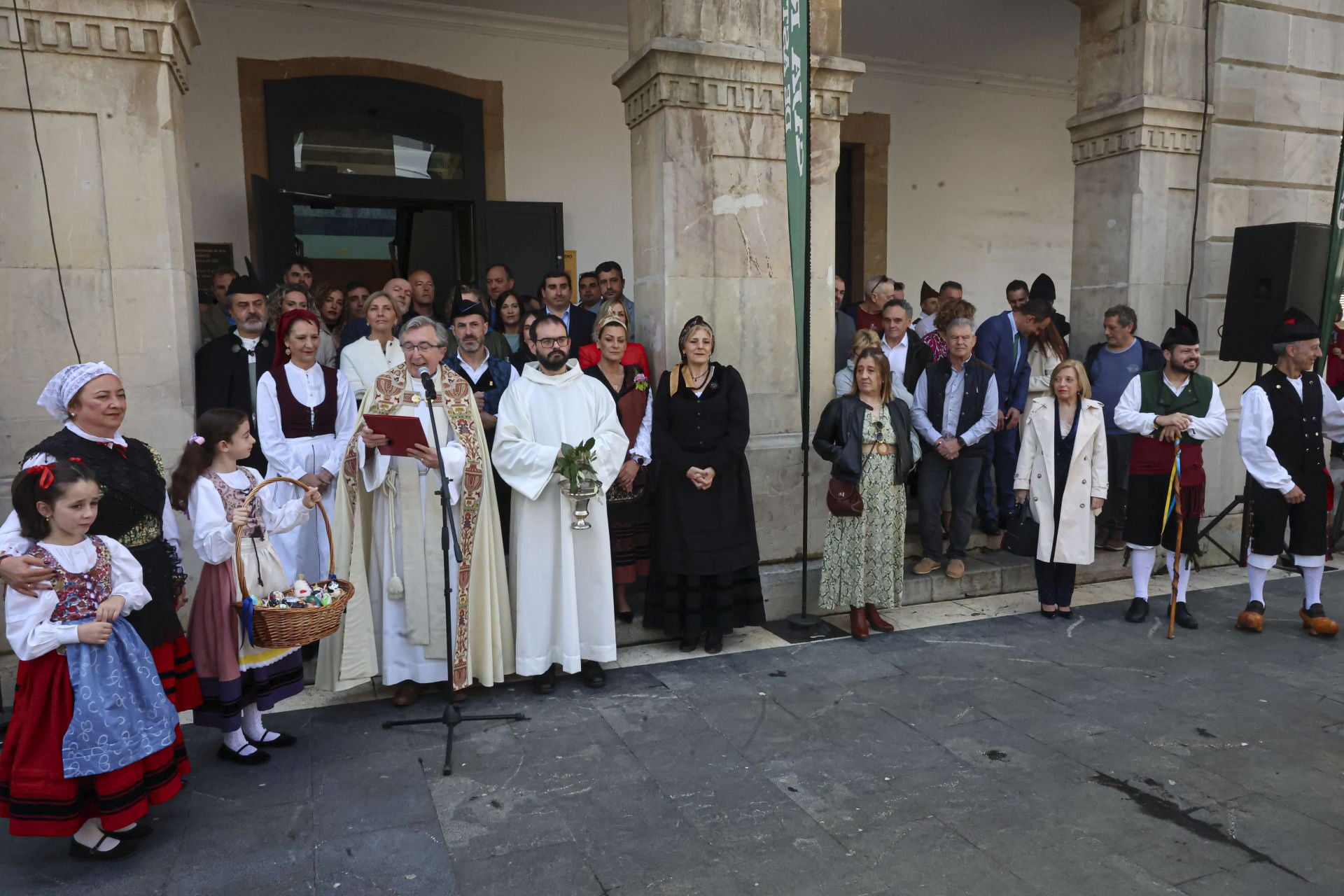 Abarrotado mercáu de Güevos Pintos, que se reivindican en La Pola Siero