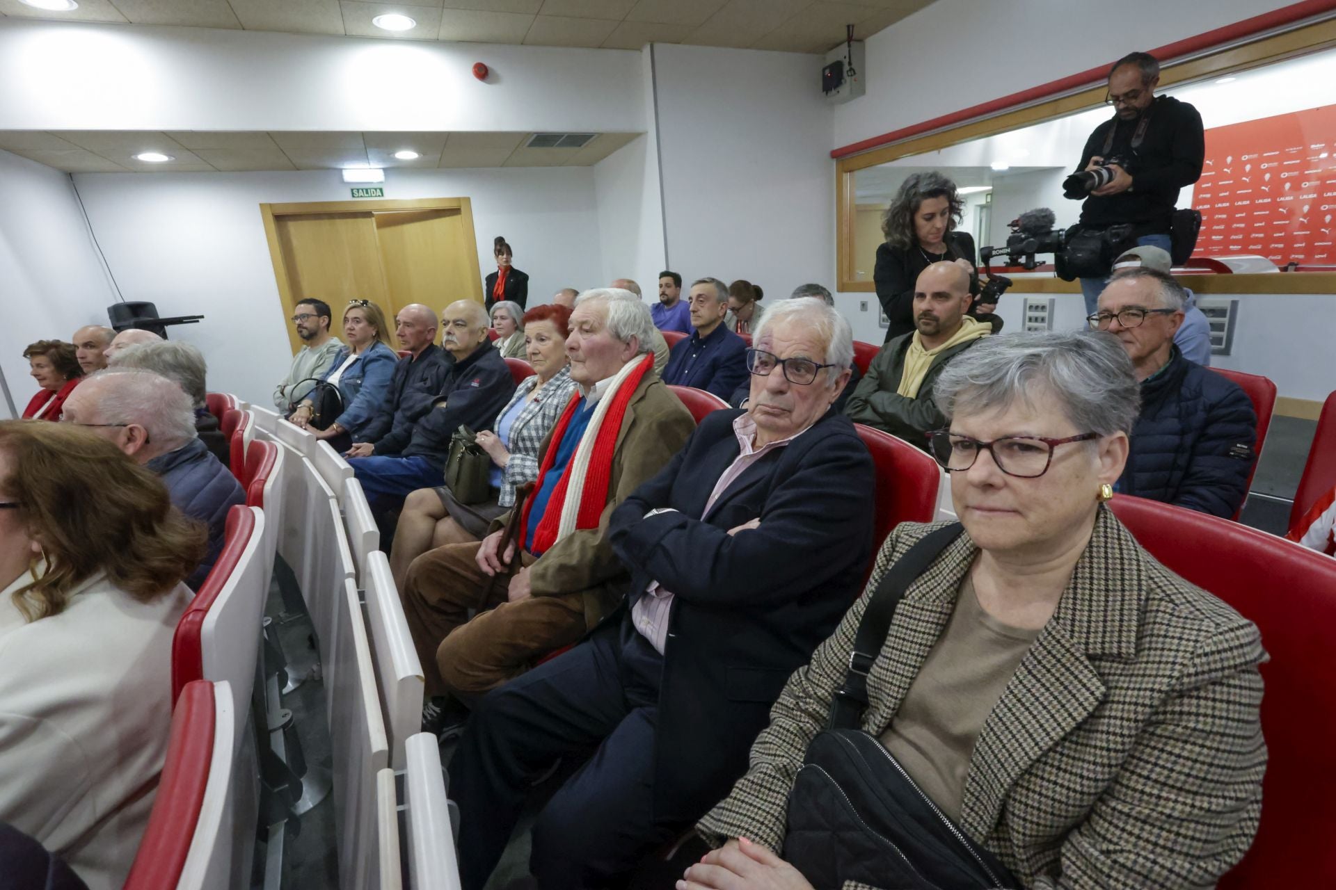El Sporting de Gijón entrega sus insignias de oro a los nuevos socios de honor