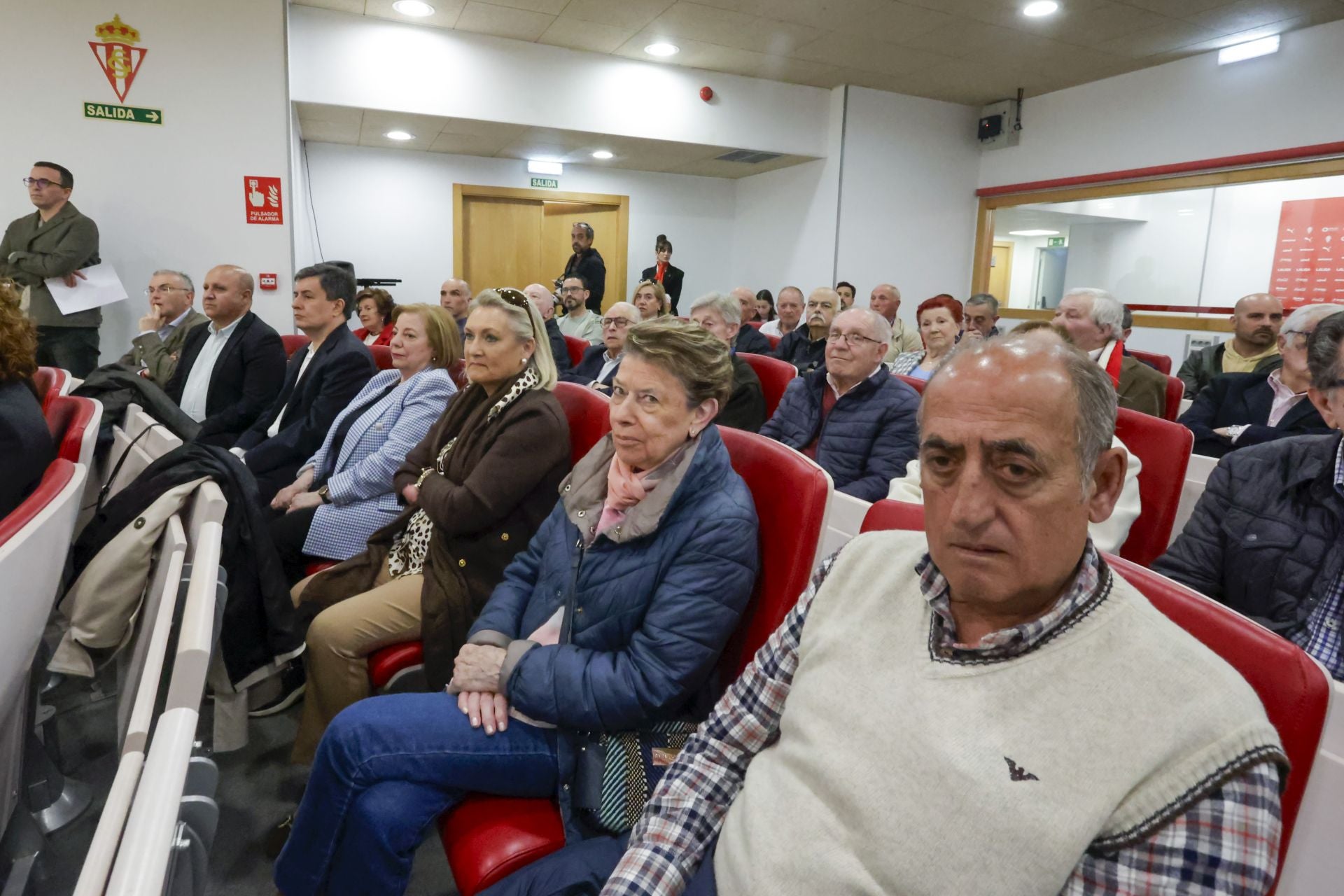 El Sporting de Gijón entrega sus insignias de oro a los nuevos socios de honor