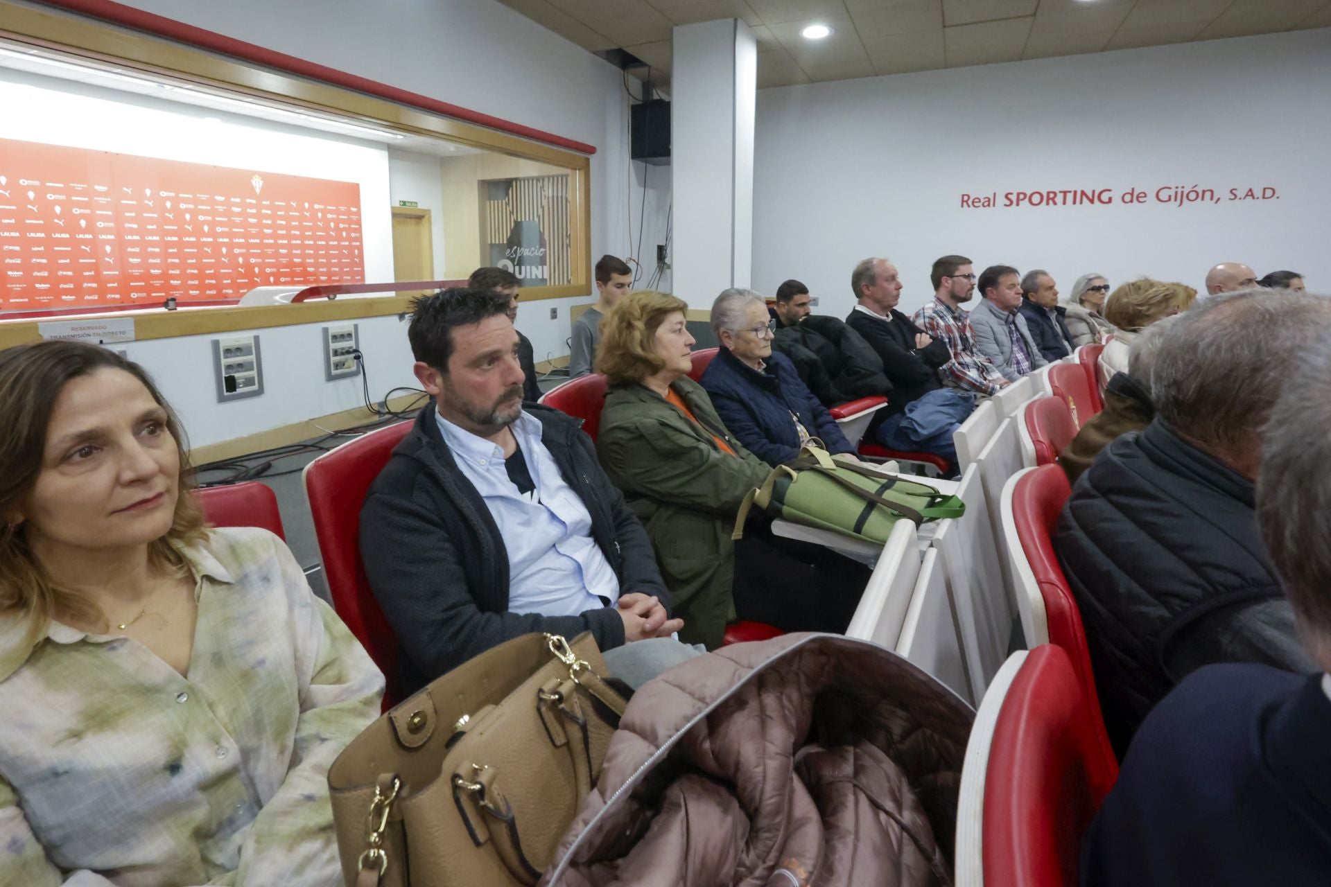 El Sporting de Gijón entrega sus insignias de oro a los nuevos socios de honor