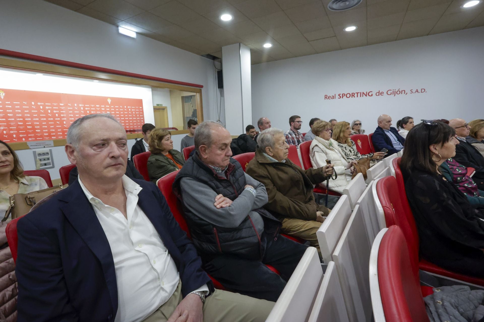 El Sporting de Gijón entrega sus insignias de oro a los nuevos socios de honor