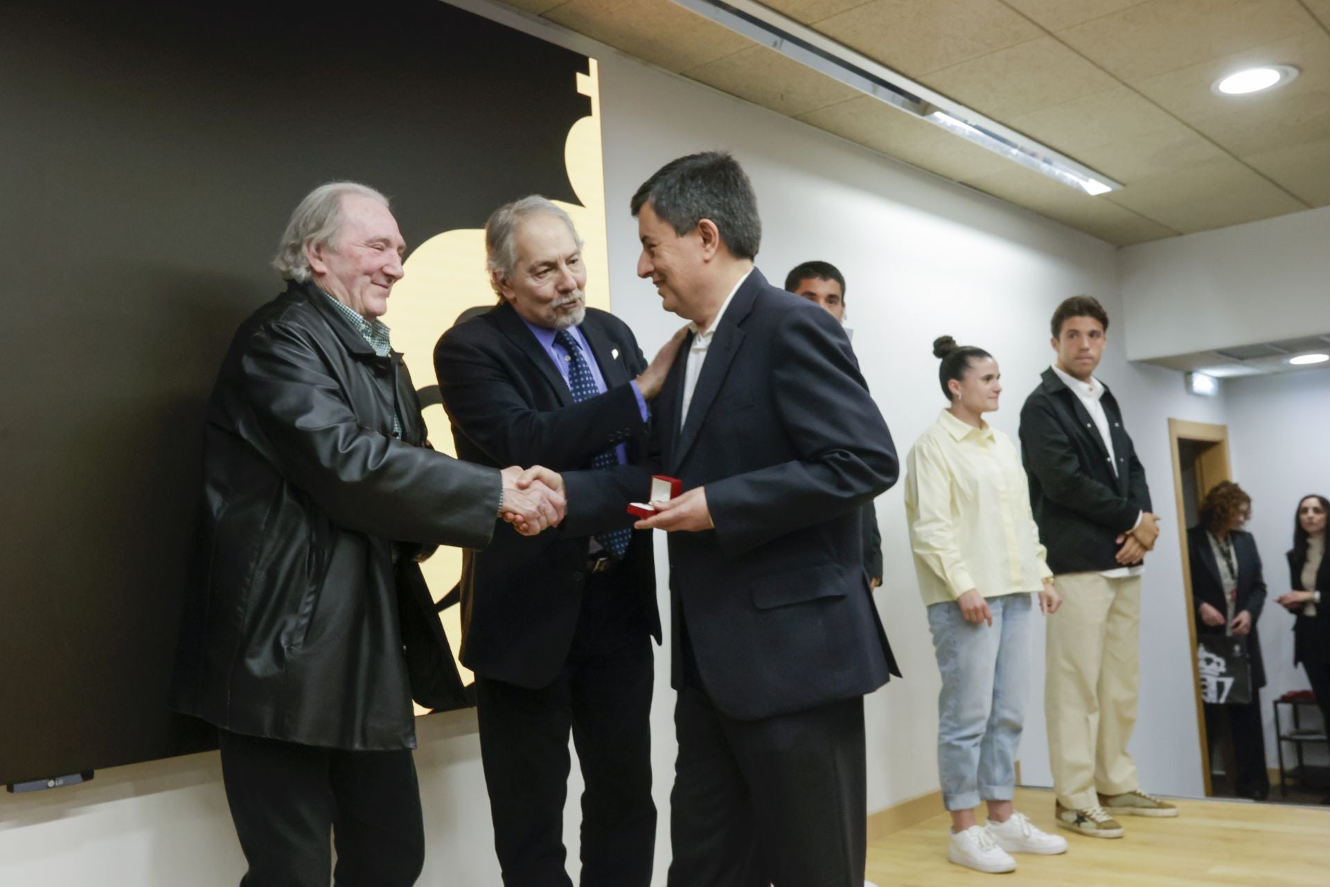 El Sporting de Gijón entrega sus insignias de oro a los nuevos socios de honor