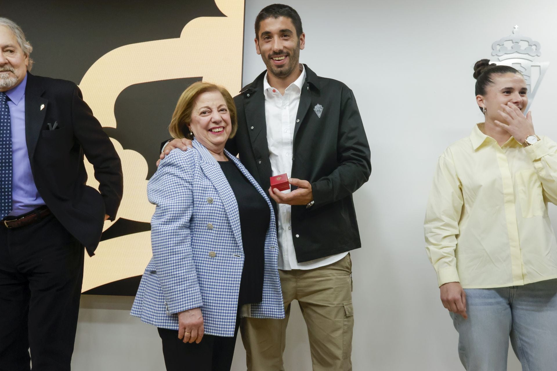 El Sporting de Gijón entrega sus insignias de oro a los nuevos socios de honor