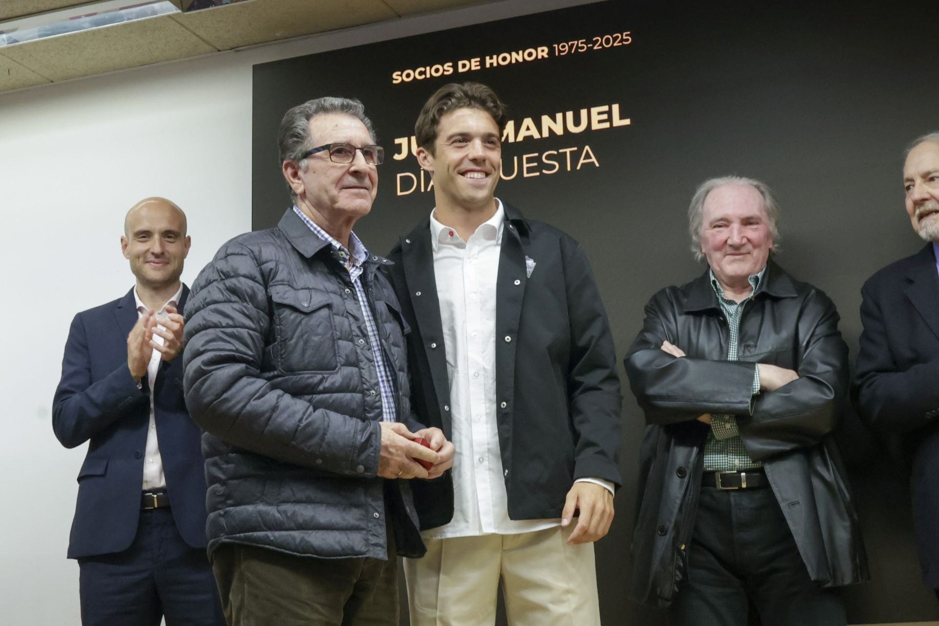 El Sporting de Gijón entrega sus insignias de oro a los nuevos socios de honor