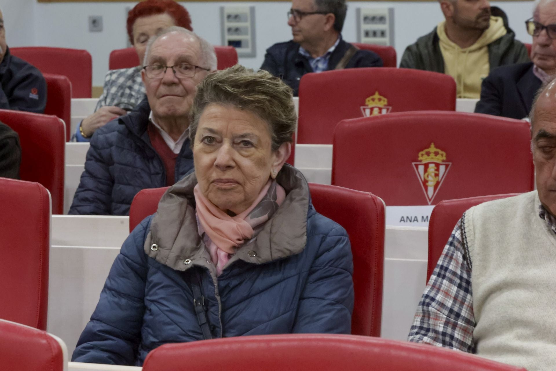 El Sporting de Gijón entrega sus insignias de oro a los nuevos socios de honor
