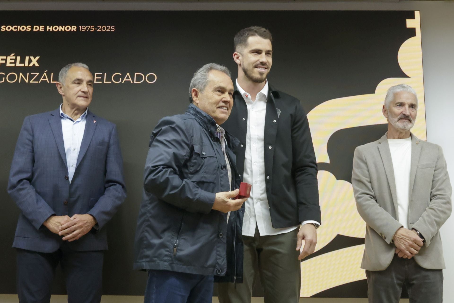El Sporting de Gijón entrega sus insignias de oro a los nuevos socios de honor