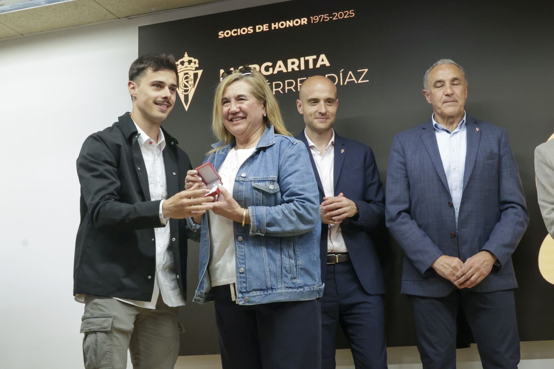 El Sporting de Gijón entrega sus insignias de oro a los nuevos socios de honor