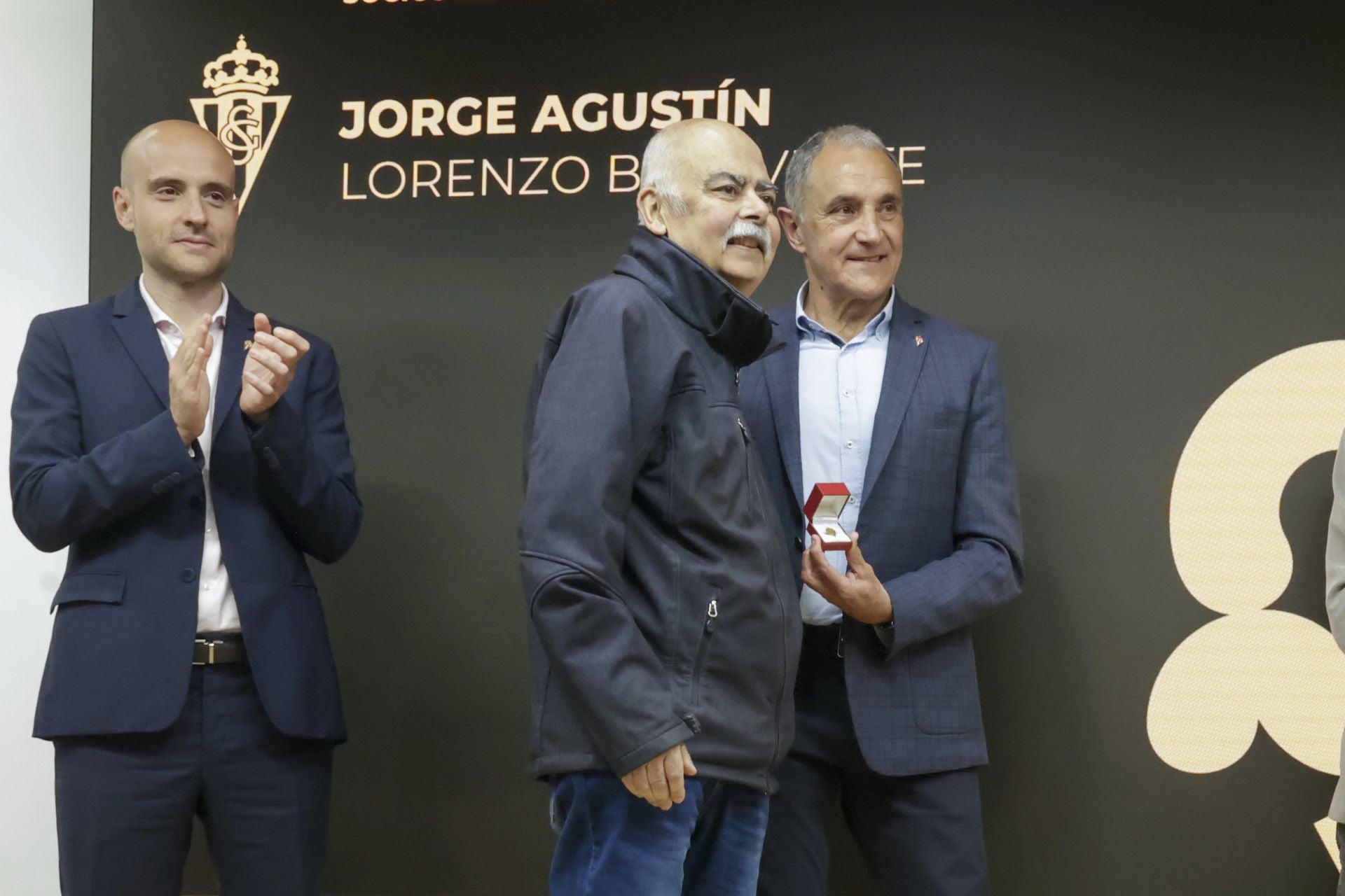 El Sporting de Gijón entrega sus insignias de oro a los nuevos socios de honor