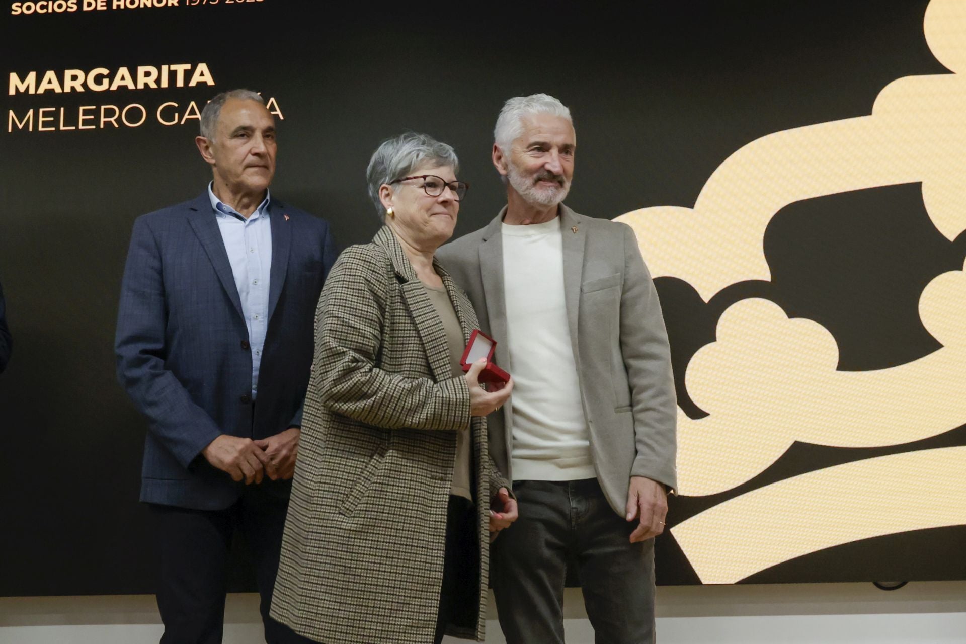 El Sporting de Gijón entrega sus insignias de oro a los nuevos socios de honor
