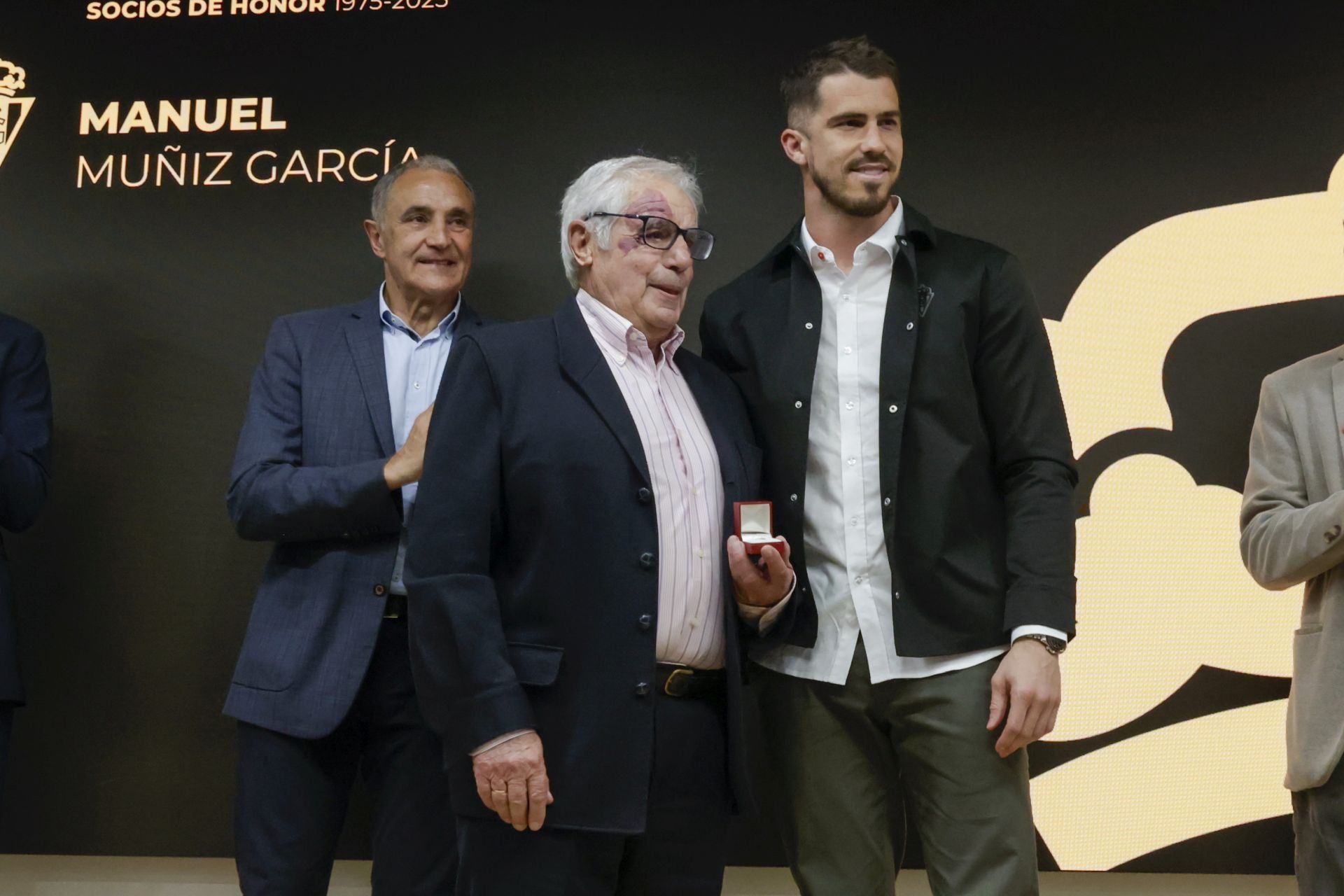 El Sporting de Gijón entrega sus insignias de oro a los nuevos socios de honor