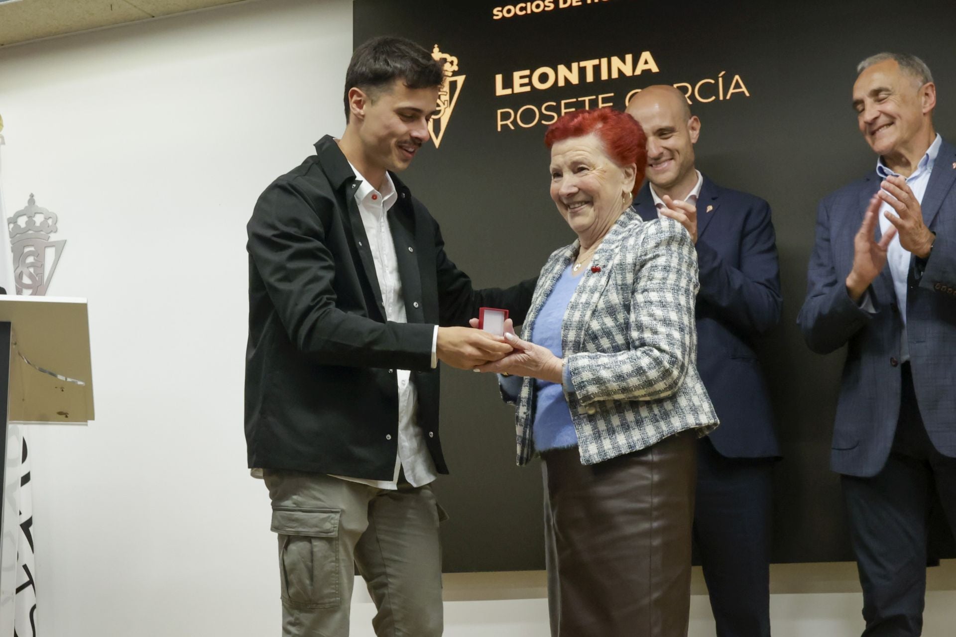 El Sporting de Gijón entrega sus insignias de oro a los nuevos socios de honor
