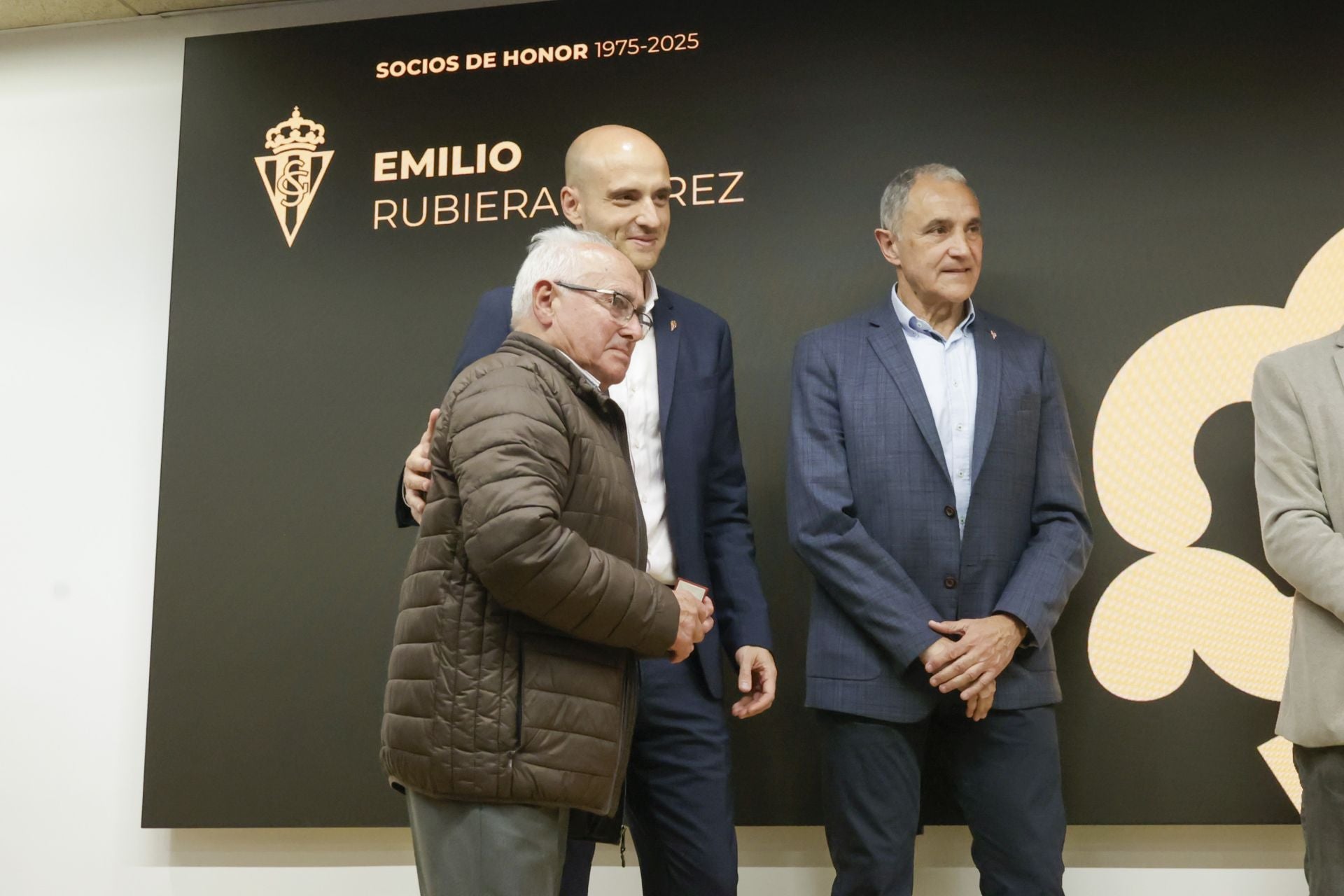 El Sporting de Gijón entrega sus insignias de oro a los nuevos socios de honor