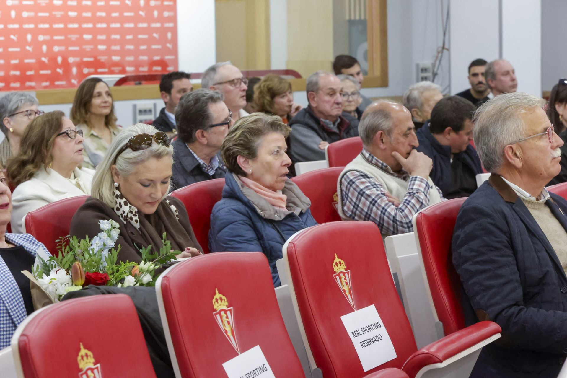 El Sporting de Gijón entrega sus insignias de oro a los nuevos socios de honor