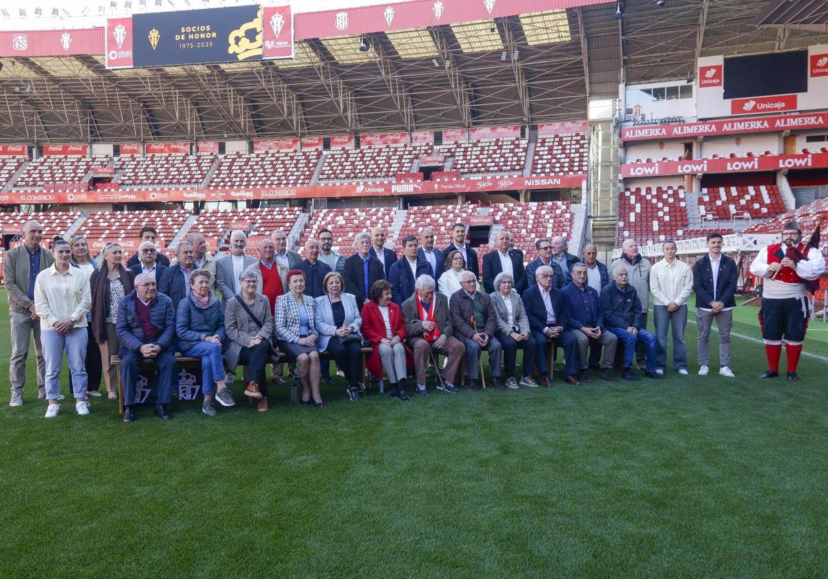 El Sporting de Gijón entrega sus insignias de oro a los nuevos socios de honor