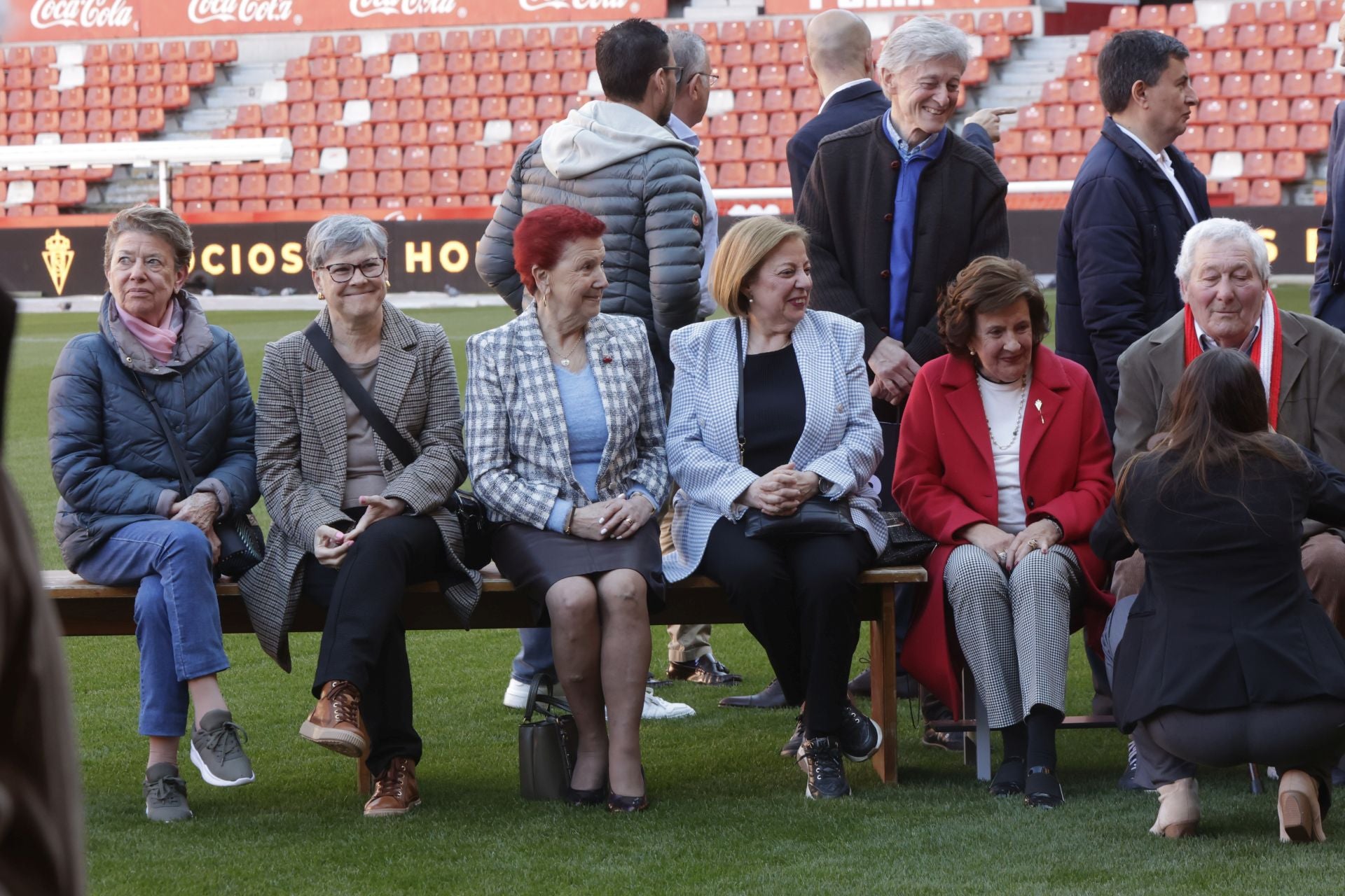 El Sporting de Gijón entrega sus insignias de oro a los nuevos socios de honor